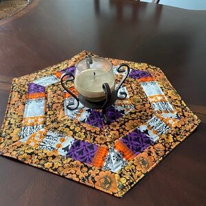 HAND-CRAFTED quilted‎ Halloween hexagon table topper